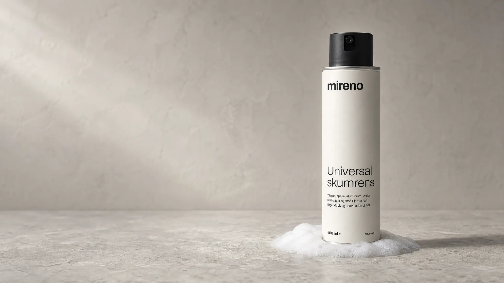 mireno universal skumrens, en bone-hvid dåse med sort hætte, står i hvidt skum på en kalkstensplade